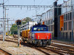 eem-923/657736/die-sbb-cargo-eem-923-013-7 
Die SBB Cargo Eem 923 013-7 'Le Moléson' (Eem 97 85 1 923 013-7 CH-SBB C) fährt am 18.05.2018 mit einem Slps-x Flachwagen mit drei ACTS Abrollcontainer durch den Bahnhof Neuchâtel.

Die Zweifrequenz-Hybridlokomotive BUTLER wurde 2013 von Stadler Winterthur unter der Fabriknummer L-11000/013 gebaut. 