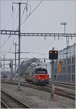 Die SBB Cargo Eem 923 028-5 steht mit einem gedeckten Güterwagen im Gleisvorfeld von Neuchâtel. 

20. Dez. 2021
