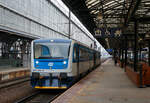 Der RegioNova „Trio“ 814 201-0 / 014 0xx / 814 202-9 steht am 23.11.2022 als Regionalzug im Hauptbahnhof Prag (Praha hlavn ndra) zur Abfahrt bereit.