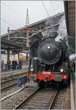 lausanne/866072/andere-bahnsteigseige---im-prinzip-ja 'Andere Bahnsteigseige' - im Prinzip ja, nur kam der Zug wie praktisch jedes Jahr genau ver dem grossen Schild 'Geleise überschreiten verboten' zum Stehen. 
Aber die 141 R 568 von Vorne hat auch eine gewissen Reiz. 


26. OKt. 2024