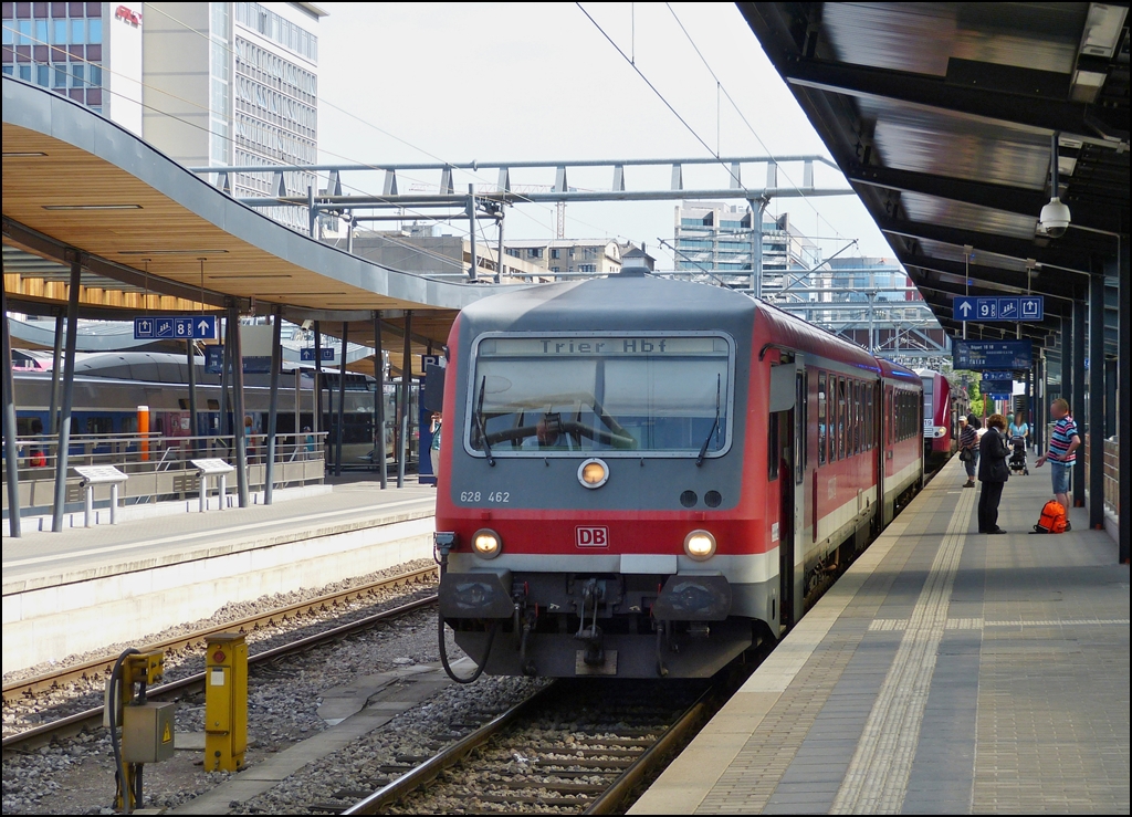 . hnliches Bild, anderer Anlass - Mit diesem Zug fuhren die lieben Hellertaler wieder zurck nach Deutschland nach drei wunderschnen Tagen in Luxemburg.

Alle warten gespannt auf die Abfahrt des 628 462 im Bahnhof von Luxemburg Stadt. 17.06.2013 (Hans)