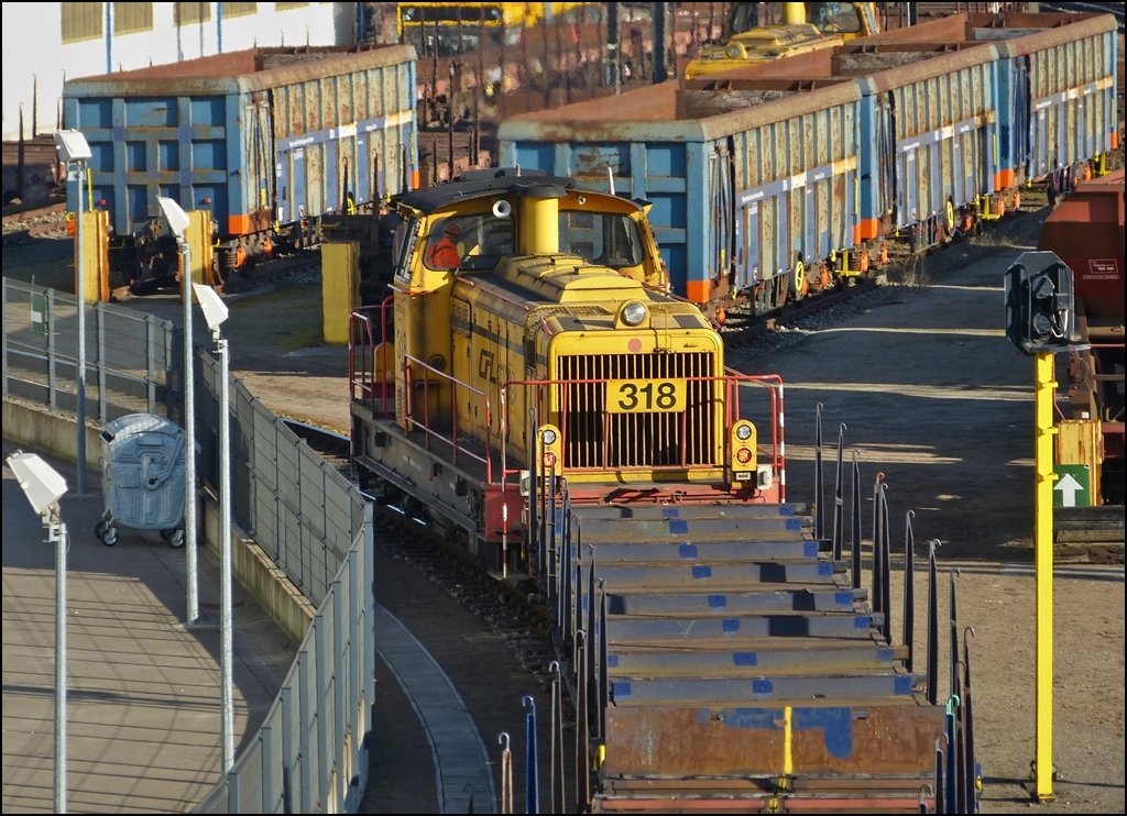 . Am sonnigen 04.03.2013 rangiert die CFL Cargo Diesellok 318 einige Flachwagen im Verschiebebahnhof Esch Belval. (Jeanny)

Bei dieser Lok handelt es sich um eine MaK des Typs G 850 BB. Sie wurde 1976 unter der Fabriknummer 800188 gebaut und besitzt einen 6M282A(k) Motor.

Die Lok gehrte einst Arbed Differdange und ist jetzt im Besitz von CFL Cargo.

