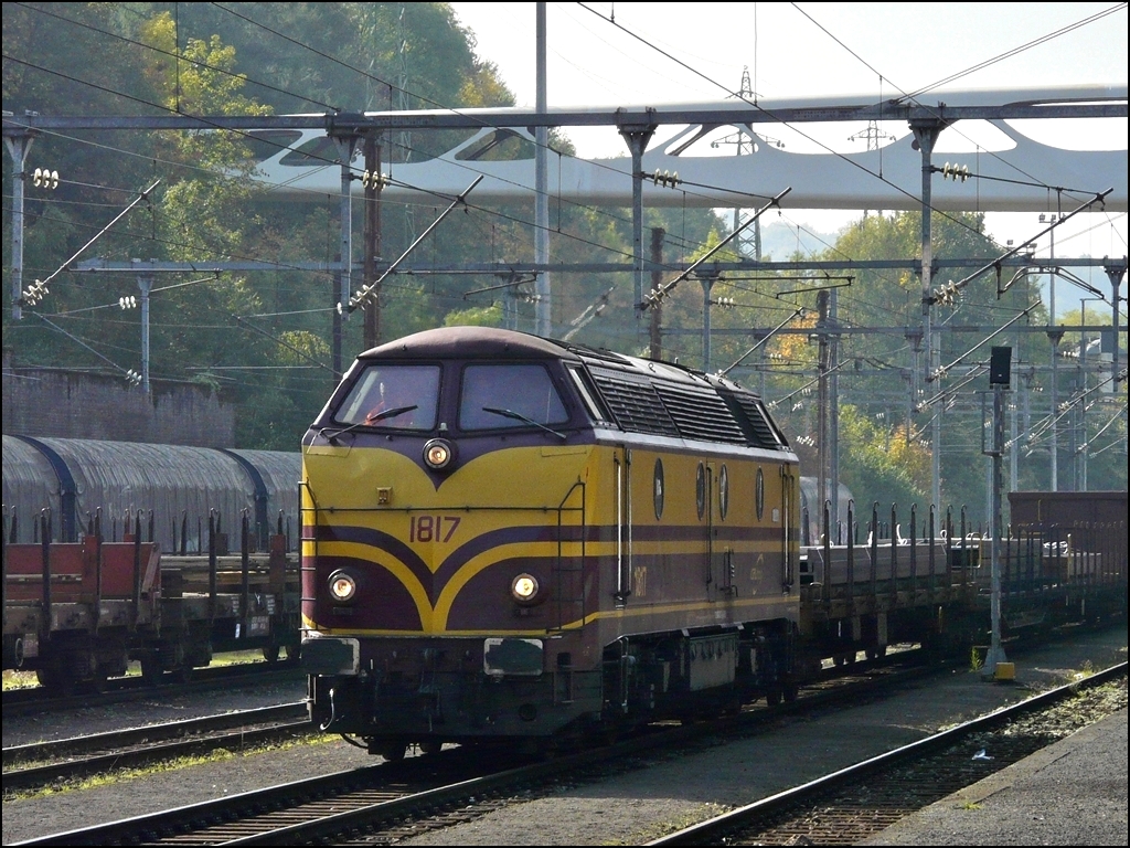 . Baujahr 1963 und nahezu unverwstlich - Am 09.10.2010 dieselt die 1817 mit einem Gterzug durch den Bahnhof von Esch-sur-Alzette. Zusammen mit zwei Schwesterloks, ist sie heute noch jeden Tag auf den luxemburgischen Schienen im Einsatz. (Hans)