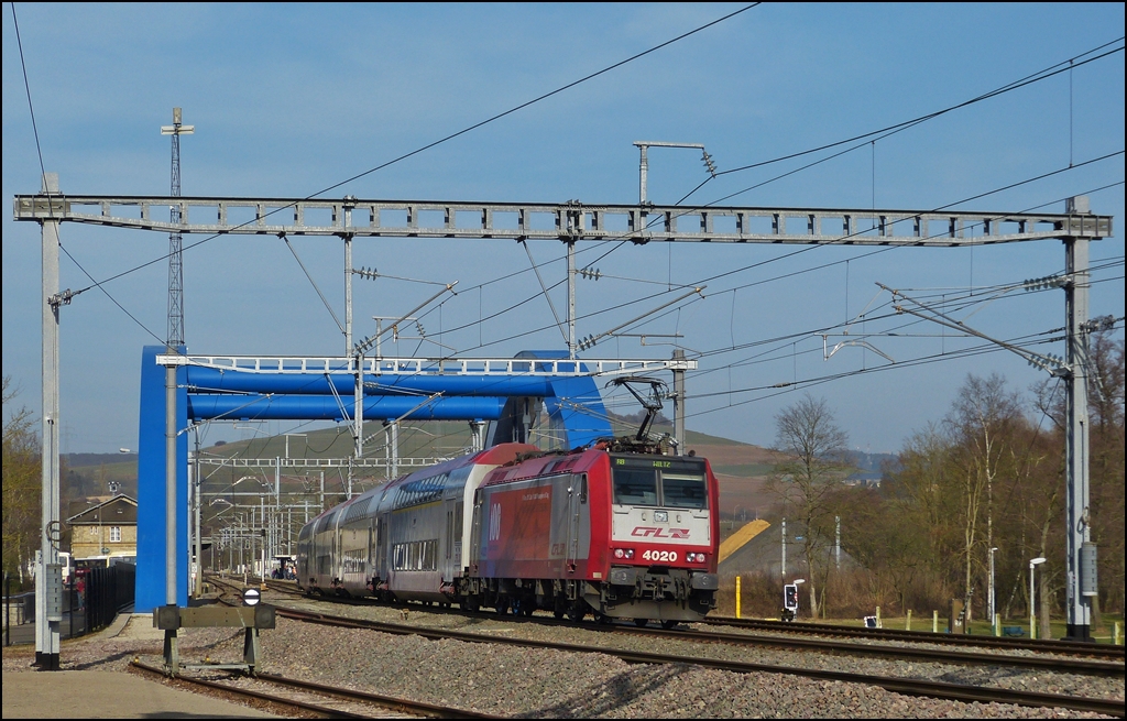 . Blaue Brcke - Der Lupeninspektor hat festgestellt, dass die blaue Brcke ber die Alzette in Ettelbrck schief ist. Nichtdestotrotz fhrt am 06.03.2013 die RB 3212 Luxembourg - Wiltz ber die Brcke dem Bahnhof von Ettelbrck entgegen. (Hans)