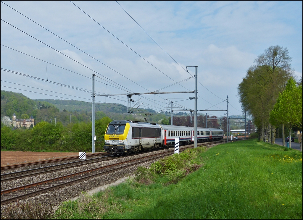 . Chteau de Birtrange - Die 3012 zieht am 03.05.2013 den IR 113 Liers - Luxembourg durch die Ortschaft Schieren vorbei an dem eher unbekannten, im 13. Jahrhundert von Gaspard-Florent de Breiderbach erbaute Chteau de Birtrange. (Jeanny)