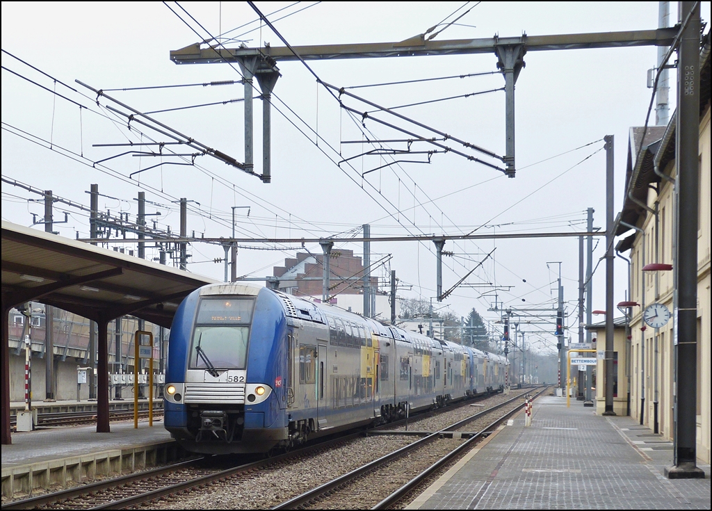 . Computermaus in Blau - Die SNCF Doppeltraktion Z 24500/26500 (TER 2N NG) nach Nancy Ville durchfhrt ohne Halt den Bahnhof von Bettembourg. 05.04.2013 (Hans) 