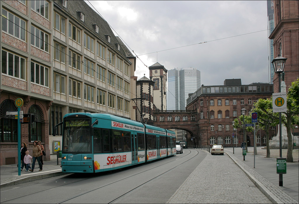 . Da sich die Wagen vom Typ R nicht so bew�hrt hatten, wurde in der Folge ein anderer Fahrzeugtyp beschafft. Hier f�hrt ein Wagen vom Typ S ((NGTW Flexity Classic) auf der Linie 11 durch die Frankfurter Innenstadt. 01.06.2006 (Matthias)
