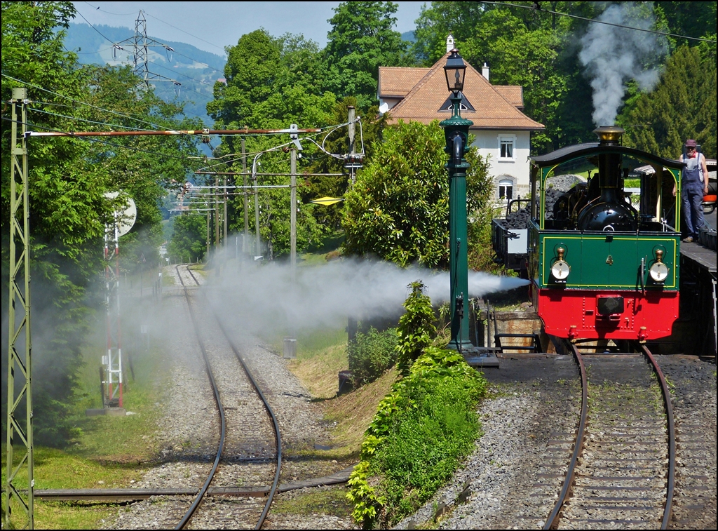 - Dampfablassen in Chaulin - Die kleine G 2/2 Tramlok N 4 kann das auch. 27.05.2012 (Hans)