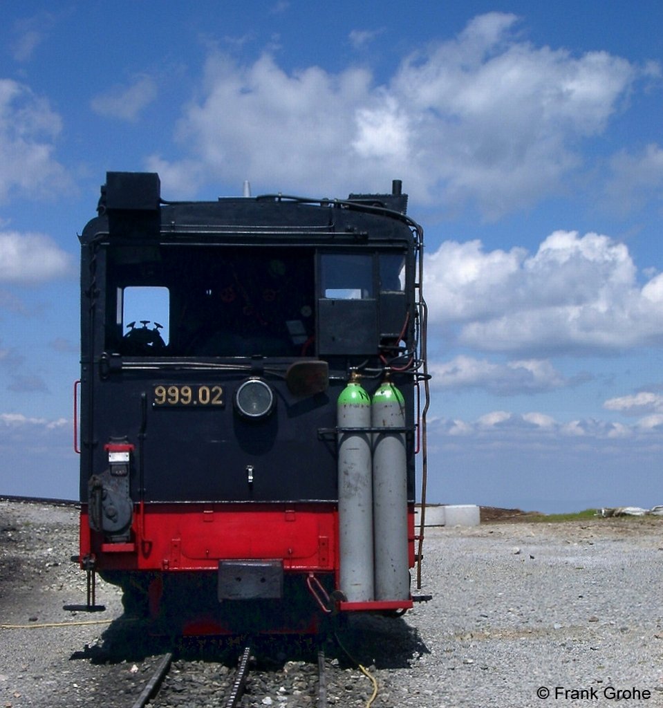   Dampflokhimmel  , 999.02 pausiert vor Talfahrt, Schneebergbahn in sterreich Puchberg - Hochschneeberg, Zahnradbahn mit 1.000 mm Spurweite, fotografiert in der Bergstation auf dem Schneeberg am 11.07.2003
--> Da stellt sich doch die Frage: Sieht so der  Himmel  fr Dampfloks aus?