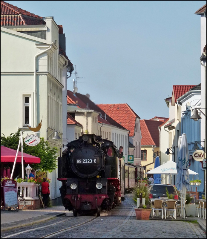 . Der Molli kommt - Diesen Aufschrei hrt man bei den Einheimischen und den Touristen in Bad Doberan und sowohl Fugnger, als auch Autofahrer machen Platz fr den Dampfzug. Innerhalb Bad Doberans fhrt die Bahn auf Rillenschienen, welche im Straenpflaster liegen, hnlich einer Straenbahn, durch die nach ihr benannte Mollistrae. 

Die Dampflok 99 2323-6 wurde 1932 bei Orenstein & Koppel in Drewitz bei Berlin nach den Grundstzen der Einheitslokomotiven in einer Serie von nur 3 Stck speziell fr die Strecke Bad Doberan - Khlungsborn gebaut. Mit ihren 1100 mm groen Treib- und Kuppelrdern und ihrer Hchstgeschwindigkeit von 50 km/h ist sie neben der 99.6001 der Harzer Schmalspurbahnen die schnellste Schmalspurdampflok in Deutschland. 25.09.2011 (Jeanny)