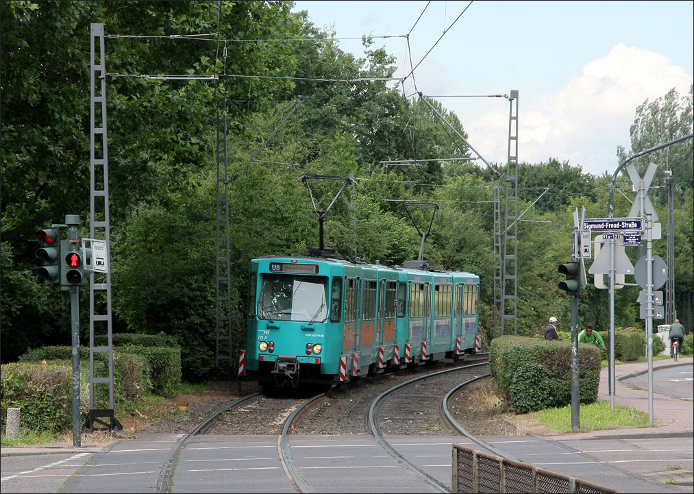 . Die Baureihe P (f�r die Stra�enbahn) und Pt (f�r die Stadtbahn) in Frankfurt wurde zwischen 1972 und 1978 von DUEWAG gebaut. Hier eine an den Klapptrittstufen verbreiterte Version (Typ Ptb) auf der Linie U5 kurz vor der Haltestelle  Sigmund-Freud-Stra�e . Die Linie U5 ist im oberirdischen Bereich nach wie vor eine Stra�enbahn, im Tunnel muss aber an Hochbahnsteigen gehalten werden, daher die Hochflurfahrzeuge mit Klapptrittstufen. 12.07.2012 (Matthias)