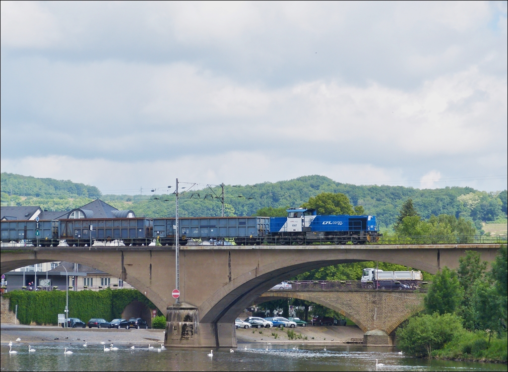 . Die blaue CFL Cargo 1587 zieht am 14.06.2013 einen Gterzug ber die Sauerbrcke in Wasserbillig. (Hans)