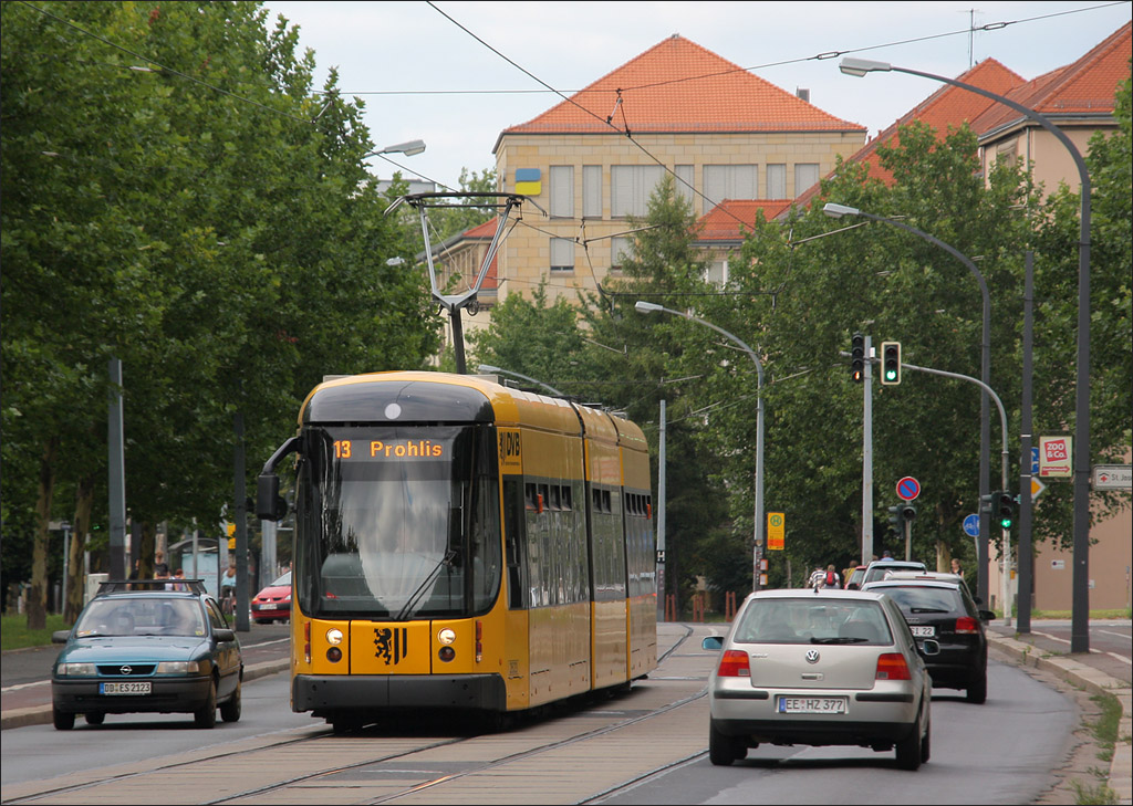 . Die Dresdener Version des Flexity Classic von Bombardier hat ein eigenst�ndiges Design. Hier ein dreiteiliges Fahrzeug (NGTD8DD) auf der Linie 13 in der G�ntzstra�e. 05.08.2009 (Matthias)