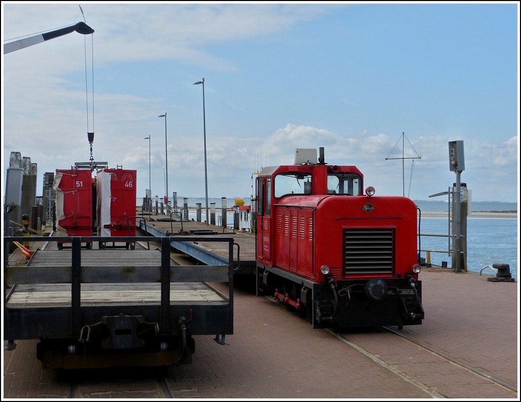 . Die etwa drei Kilometer lange Strecke vom Hafen (Westanleger) zum zentral gelegenen Dorfbahnhof auf der Insel Wangerooge wird von einer Schmalspurbahn mit 1000 mm Spurweite befahren. Bahnbetreiber ist die DB AutoZug, eine Tochter der Deutschen Bahn. Damit ist die Wangerooger Inselbahn die einzige von der Deutschen Bahn betriebene Schmalspurbahn. Am 07.05.2012 stand die FAUR Lok 399 105-6 mit Gterwagen am Anleger der Fhre. Die Lok wurde 1990 unter der Fabriknummer 25666 gebaut (Herstellertyp: L18H-C, Bauart: C-dh). (Jeanny)                       