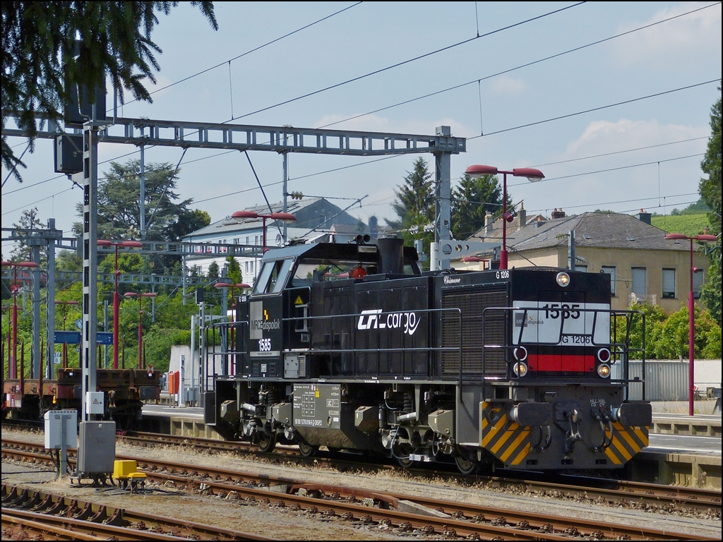 . Die schwarze CFL Cargo 1585 hat am 16.07.2013 ihren Zug verlassen und setzt im Bahnhof von Wasserbillig um. (Hans)

Die technischen Daten der 1585:

Hersteller: Vossloh 	
Typ: G 1206 	  	 
Fabriknummer: 5001684 	
Bauart: B'B'-dh 	  	
Baujahr: 2008 
Spurweite: 1435 mm 	  	 
EBA-Nummer: EBA 03E09K 043 	  	  	  	


Lebenslauf:

2008 - Auslieferung an MRCE - Mitsui Rail Capital Europe B.V., Amsterdam (NL)   500 1684  (Name: Chimene)
(NVR-Nummer: 92 80 1276 018-9 D-DISPO)

Mai 2009 - Vermietung an CFL Cargo S. A., Esch-sur-Alzette (L)   1585 
