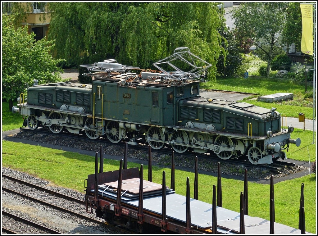 - Die traurige Geschichte eines SBB Krokodils - Die Baureihe Ce 6/8 II wurde 1920/1921 von der SBB in Betrieb genommen, nach verschiedenen Umbauten im Jahre 1941 bekam die Ce 6/8 II 14270 die Bezeichnung Be 6/8 II 14270, sie wurde am 31.05.1969 ausrangiert. Im Jahre 1971 startete die Ce/Be 6/8 II 14270 eine neue Karriere. Nachdem die Maschine nach einem schweren Defekt ihrer Innereien beraubt wurde, arbeitete man sie uerlich wieder auf. Anschlieend berfhrte man die Lokomotive nach Erstfeld, also in jenes Depot, wo die Lokomotive nur kurze Zeit zu Hause war. Die Ce/Be 6/8 II 14270 steht seit diesem Tag Wind und Wetter ausgesetzt im Areal des Depots Erstfeld und begrt die Besucher, die aus aller Welt anreisen um die Heimat der berhmten Krokodile anzusehen. Nur wer mit einem geschulten Auge auf die Lokomotive blickt, kann die leere Lokomotive erkennen. Leben haucht dieser Maschine niemand mehr ein. Im Jahre 1993 wurde die Lokomotive einer Pinselrevision unterzogen. Die unter akutem Beschftigungsmangel leidenden Lokfhrer des Depots Erstfeld, hatten Mitleid mit der Lok, bewaffneten sich mit Farbe und Pinsel und gaben der Maschine ein aufgefrischtes Aussehen. Danach hatte sich nichts mehr getan und die Lokomotive leidet unter dem sich breit machenden Rost. Bse Zungen behaupten sogar, dass nur die Farbe die Lok daran hindert einzustrzen. Erstfeld, 24.05.2012 (Hans)