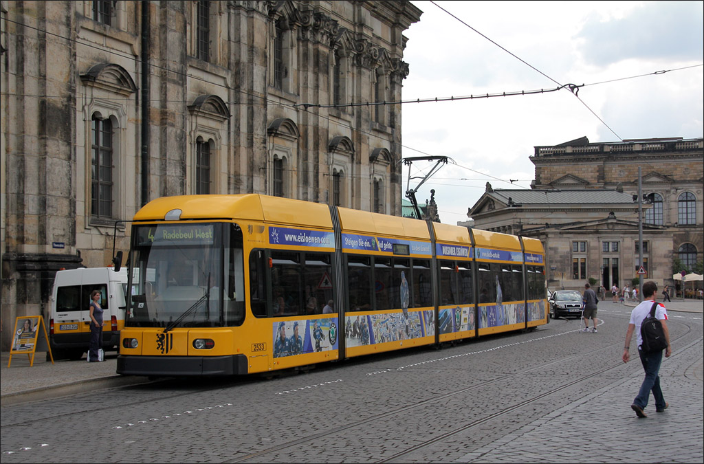 . Diese Stra�enbahn vom Typ NGT6DD geh�rt zur ersten Niederflurstra�enbahn in Dresden. Hier die sechsachsige Version. Dresden, Theaterplatz, 07.08.2009 (Matthias)