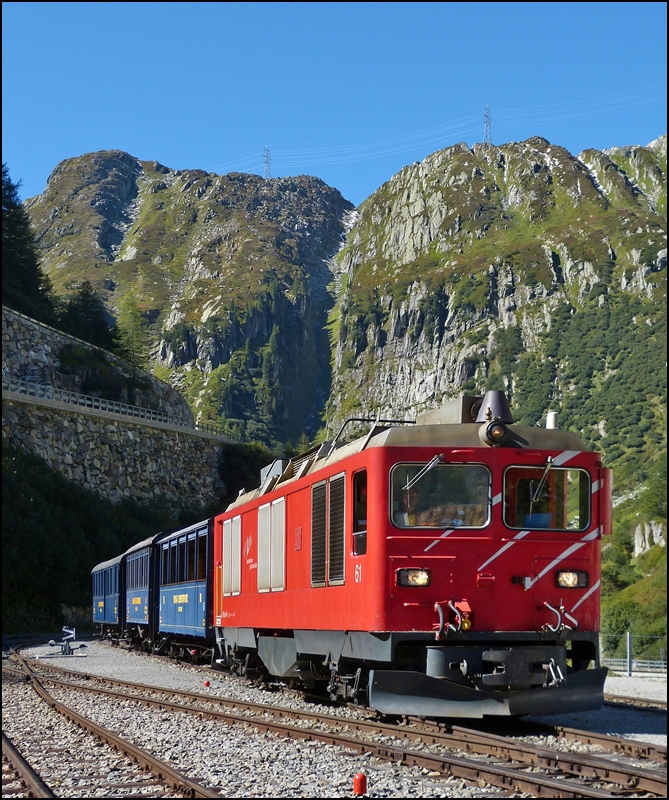 - Dieselpower bei der DFB - Am 16.09.2012 gab es in Gletsch nicht nur Dampfloks zu bewundern, sondern auch die Diesellok HGm 4/4 N 61, welche unseren Zug von Oberwald nach Gletsch gezogen hat. 1967 kaufte die Furka-Oberalp-Bahn 2 Dieselloks des Typs HGm 4/4. Sie waren bis zur Erffnung des Furka-Basistunnels im Jahre 1982 hauptschlich im Frhling fr die Wiederinstandstellung der Furka-Bergstrecke im Einsatz. Seit die Furka-Bergstrecke wieder durchgehend befahrbar ist mietet der DFB jeweils im Sommer eine HGm 4/4 fr die Fhrung der historischen Zge ber die Bergstrecke. (Jeanny)