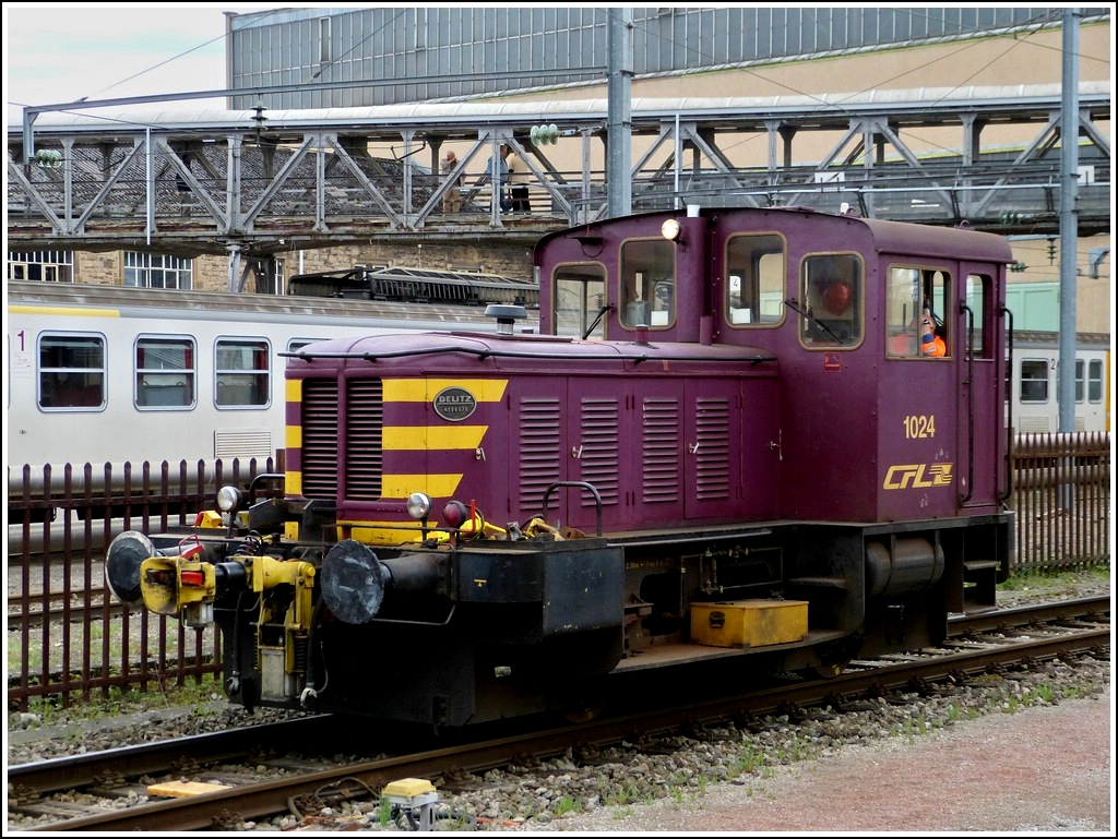 . Ein Dinosaurier, die 1024, begegnete mir am 30.04.2012 im Bahnhof von Luxemburg. (Jeanny) 

Fr den Einsatz von Arbeitszgen lieferte Deutz zwischen 1953 und 1957 vier zweiachsige Dieselloks des Typs A8 L614 mit einer Leistung von 130 PS an die CFL. Die Kleinloks der Srie 1020 sind mit einem Strecken- und Rangiergang ausgerstet, der 53 bzw. 24 km/h Hchstgeschwindigkeit erlaubt.