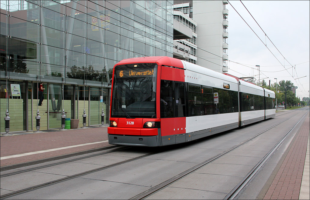 . Ein GT8N-1 Flexity Classic auf der Bremer Linie 6 f�hrt in die Haltestelle  Universit�t/Zentralbereich  ein