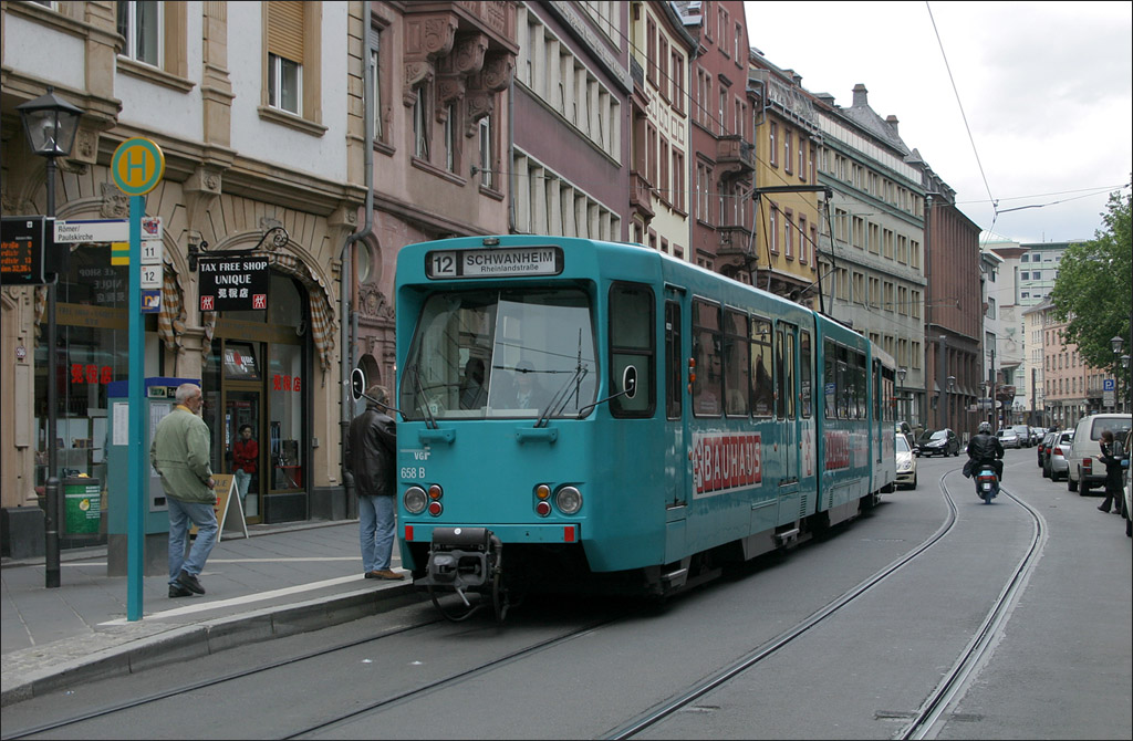 . Ein Pt-Triebwagen im Stra�enbahn-Einsatz auf der Linie 12 an der Haltestelle  R�mer / Paulskirche  in der Frankfurter Innenstadt. 01.06.2006 (Matthias)
