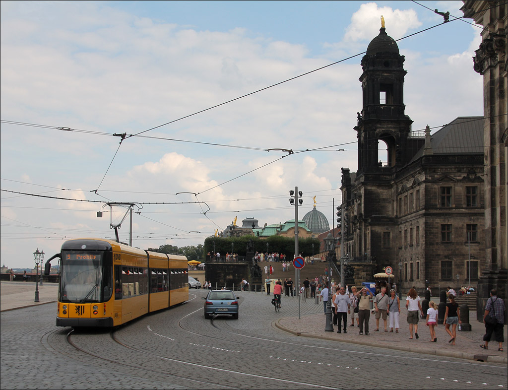 . Eine NGTD8DD-Stra�enbahn beim Theaterplatz in Dresden. 07.08.2009 (Matthias)