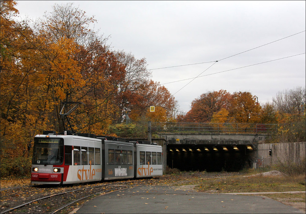 . Eine Stra�enbahn vom Typ GT6N  CityBahn  hat hier den inzwischen f�r den Fahrgastbetrieb stillgelegten Tunnel vor der Haltestelle  Bayerstra�e  durchfahren. 03.11.2010 (Matthias)