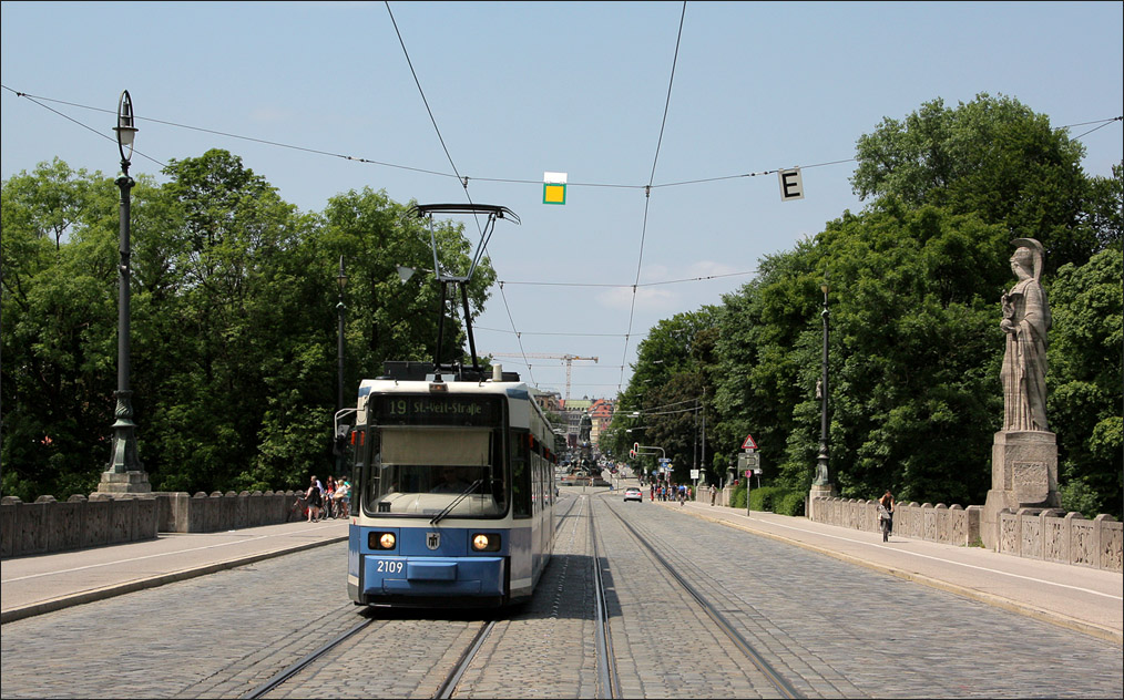 . Eine Stra�enbahn vom Typ R.2.2 - GT6N in M�nchen auf der Maximiliansbr�cke. 17.06.2012 (Matthias)
