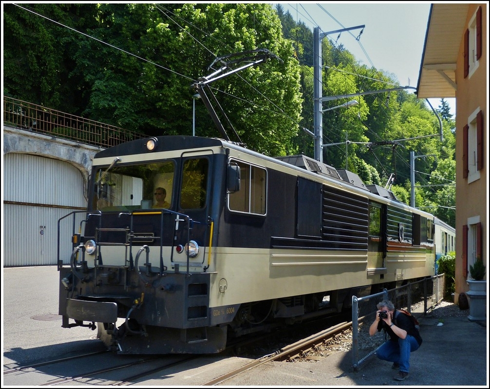 - Erwischt - Ich habe auch einen BB Fotografen whrend der Begegnung der beiden Goldenpass Zge am 27.05.2012 in Chamby erwischt. ;-) (Hans)