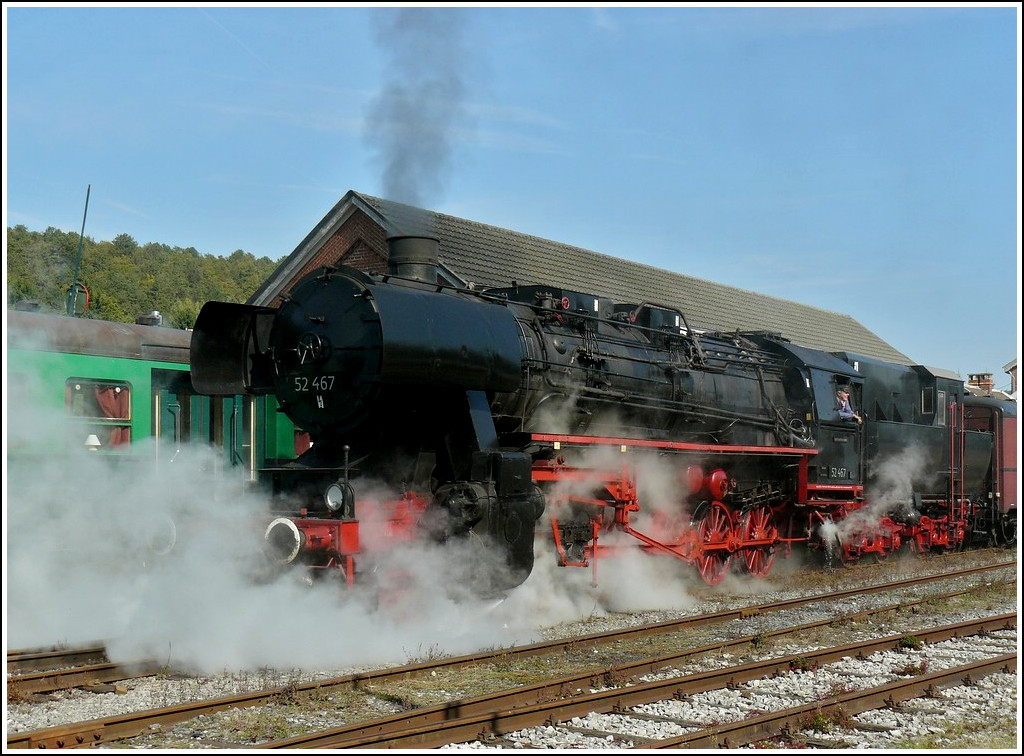 . Es dampft und zischt am 27.09.2009 im Bahnhof von Treignes, als die 52 467 sich mit ihrem Zug in Richtung Mariembourg in Bewegung setzt. Bei dieser Lok handelt es sich um eine sogenannte Kriegslok aus dem Jahr 1942, sie wurde in Stendal gebaut und 1994 von dem Belgischen Verein CFV3V in Ostdeutschland erworben. Nachdem sie wieder in den Originalzustand versetzt war, zieht sie heute die historischen Zge zwischen Mariembourg und Treignes. (Hans) 