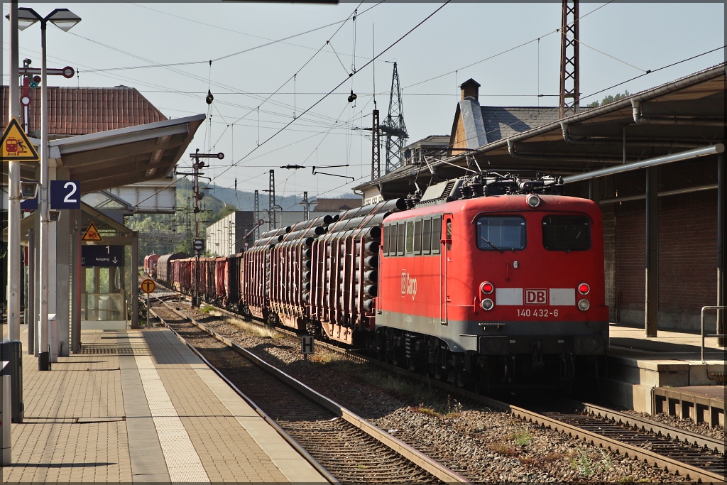 ... es war 140 432 die den Gterzug in der Steigung nachschob. (04.07.11, Kreuztal)