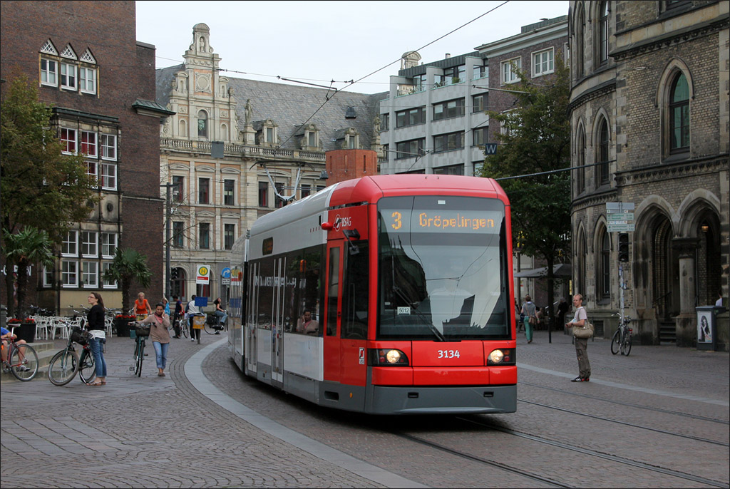 . GT8N-1 Flexity Classic in der Innenstadt von Bremen kurz vor der Haltestelle Opernstra�e. 24.08.2012 (Matthias)