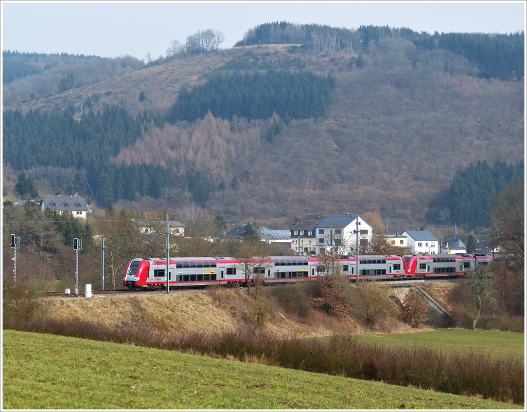 . Immer wenn man nur eine Computermaus braucht, dann sind es zwei. ;-)

Whrend eines Spaziergangs am 04.04.2013 haben wir diese neue Fotostelle in Lellingen entdeckt und so konnte ich die beiden Z 2200 Triebzge dort ablichten. Im Hintergrund ist das Dorf Lellingen mitsamt seiner schnen kleinen Kapelle zu sehen. (Jeanny) 