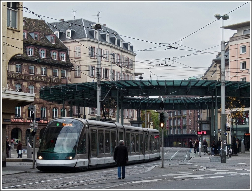 . Pleiten, Pech und Pannen - An der Haltestelle Homme de Fer in Strasbourg ist es fast unmglich eine Straenbahn ohne Menschen abzulichten. Am 30.10.2011 verlsst eine Eurotram der Linie D die Haltestelle Homme de Fer in Richtung Rotonde. (Jeanny)