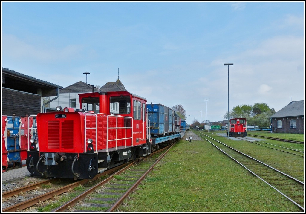 . Schmalspuriger Gterverkehr - Bei der Wangerooger Inselbahn findet er auch noch statt, der Gterverkehr. Am 07.05.2012 stand die Schma Schmalspur-Diesellok 399 107-2 mit einem Gterzug im Bahnhof Wangerooge. Die Lok wurde unter der Fabriknummer 5599 im Jahre 1999 bei der Diepholzer Lokfabrik Schttler gebaut (Herstellertyp: CFL 150 DCL, Bauart: B-dh). Im Hinblick auf die aggressive, salzhaltige Meeresluft erhielt sie einen Aufbau aus Nirosta-Blechen. Als Antriebsaggregat dient ein KHD-Motor mit 166 kW Leistung. Der Antrieb erfolgt erstmals nicht ber Kuppelstangen, sondern ber hochdimensionierte Gelenkwellen. Die 399 107-2 ist zustzlich mit Funkfernsteuerung ausgerstet. (Hans)