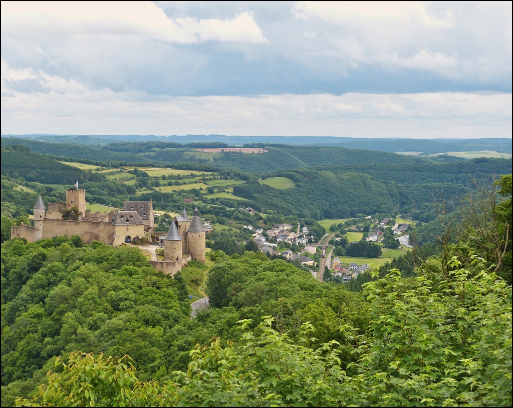 . Suche den Zug - Noch kleiner als T-Gauge sieht der IR 117 Liers - Luxembourg aus, wenn er durch Michelau braust und die Fotografen am Aussichtspunkt  Uerbergsbierg  in Bourscheid stehen. 15.06.2013 (Jeanny)