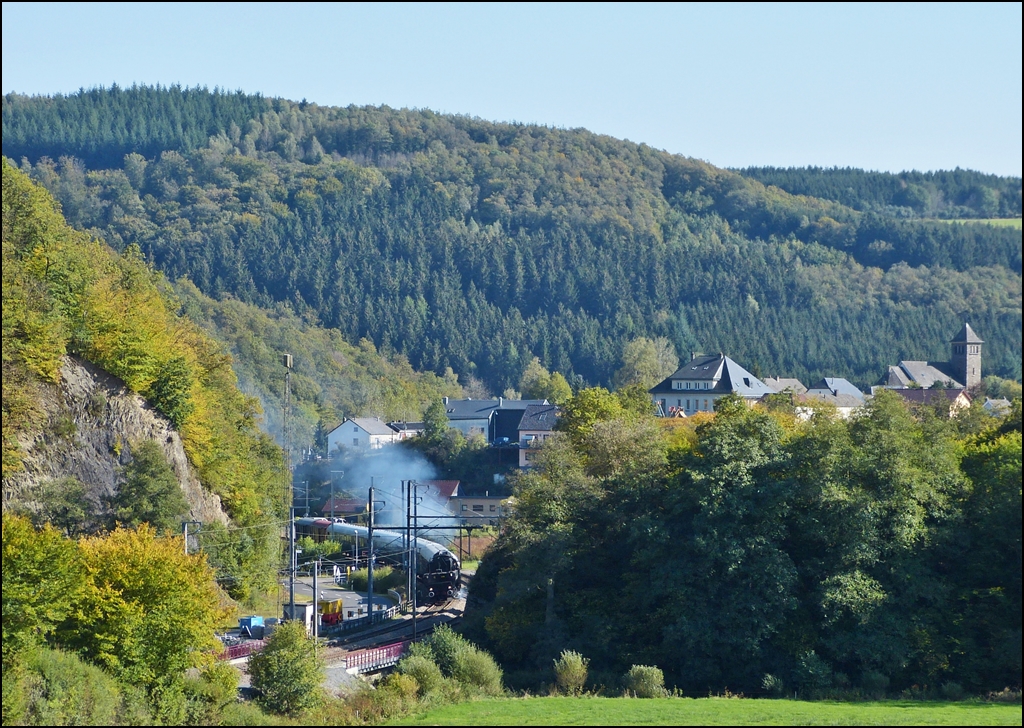 - berraschung whrend eines Herbstspaziergangs - Wir profitierten heute nachmittag von dem schnen Herbstwetter, um ein Spaziergang zu machen. Pltzlich dampfte es unten im Tal in der Nhe von Drauffelt und die 5519 fuhr Tender voraus in Richtung Norden durch das idyllische Tal der Clerve. 30.09.2012 (Jeanny)