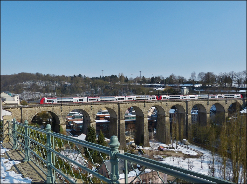 . Umgekehrt htte es besser gepasst - Die beiden gekuppelten Z 2200er mssen sich am 15.03.2013 als IR 3714 Luxembourg - Troisvierges auf den nur 199 Meter langen Clausener Viadukt in Luxemburg Stadt quetschen. (Hans)