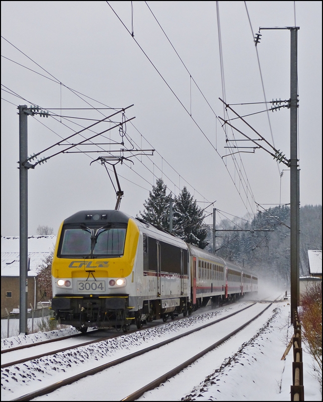 - Winter in Luxemburg - Auf der kurvenreichen Nordstrecke gibt es nur wenige Stellen, an denen es mglich ist, das Aufwirbeln des Schnees durch die Zge auf den Chip zu bannen. Am 22.01.2013 hat es geklappt, als die 3004 den IR 116 Luxembourg - Liers durch die verschneite Ortschaft Enscherange zog. (Jeanny)