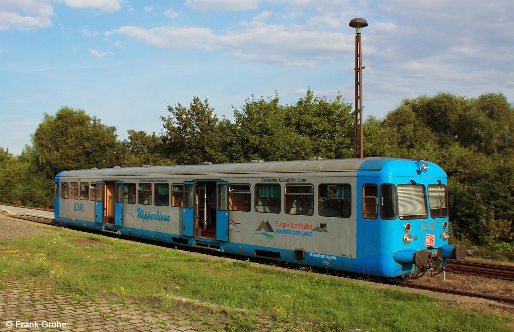   Wipperliese   Esslinger Triebwagen VT 408 wartet im Bahnhof Klostermansfeld auf seinen nchsten Einsatz, Kreisbahn Mansfelder Land (KML), KBS 337 Helbra - Wippra, fotografiert am 03.08.2012 --> Der Triebwagen wurde 1955 in der Maschinenfabrik Esslingen mit der Fabr.Nr. 25000 gebaut und ab 1958 bis zur Ausmusterung 1989 als VT 102 bei der Frankfurt - Knigsteiner Eisenbahn FKE eingesetzt. Weiterer Verbleib: 1989 bis 1993 Wrtembergische Eisenbahngesellschaft WEG --> 1993 bis 1997 Erms-Neckar-Bahn AG ENAG --> seit 1997 mit der aktuellen Reg.-Nr. 95 80 0301011-2-D-KML bei der KML