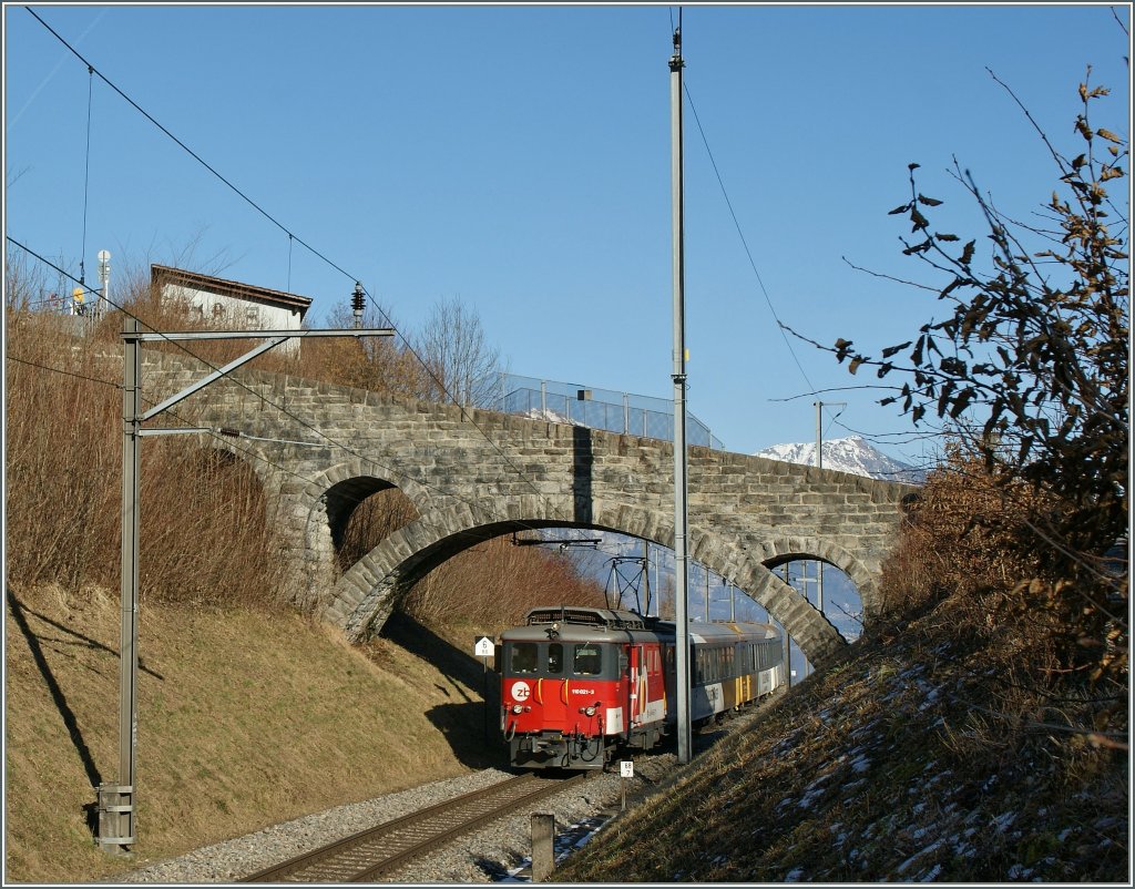   zb  De 4/4 110 021-3 mit einem Goldenpass IR nach Interlaken Ost kurz nach Oberried am 5. Februar 2011.