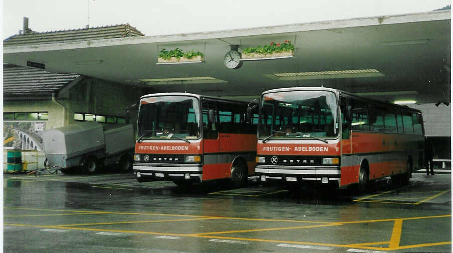 (006'118) - AFA Adelboden - Nr. 11/BE 345'172 + Nr. 12/BE 336'700 - Setra am 22. Juni 1990 beim Bahnhof Frutigen