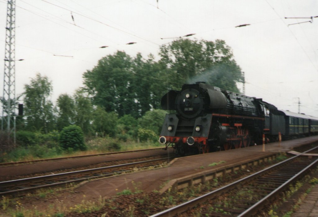 01 519(Eisenbahnfreunde Zollernbahn) war im Jahr 1998 in Weiterstadt.Hier am Bahnsteig 2(Gescannt)