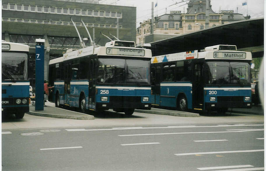 (013'919) - VBL Luzern - Nr. 258 - NAW/R&J-Hess Trolleybus am 23. April 1996 beim Bahnhof Luzern