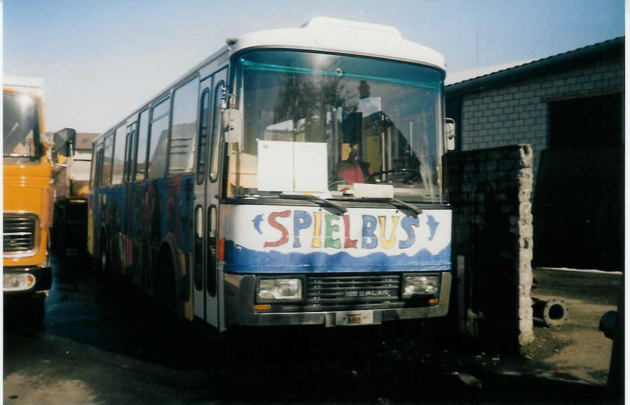 (016'306) - Kirchgemeinde, Steffisburg - Neoplan/Auwrter (ex AvH Heimenschwand Nr. 3) am 19. Februar 1997 in Thun, Garage STI 