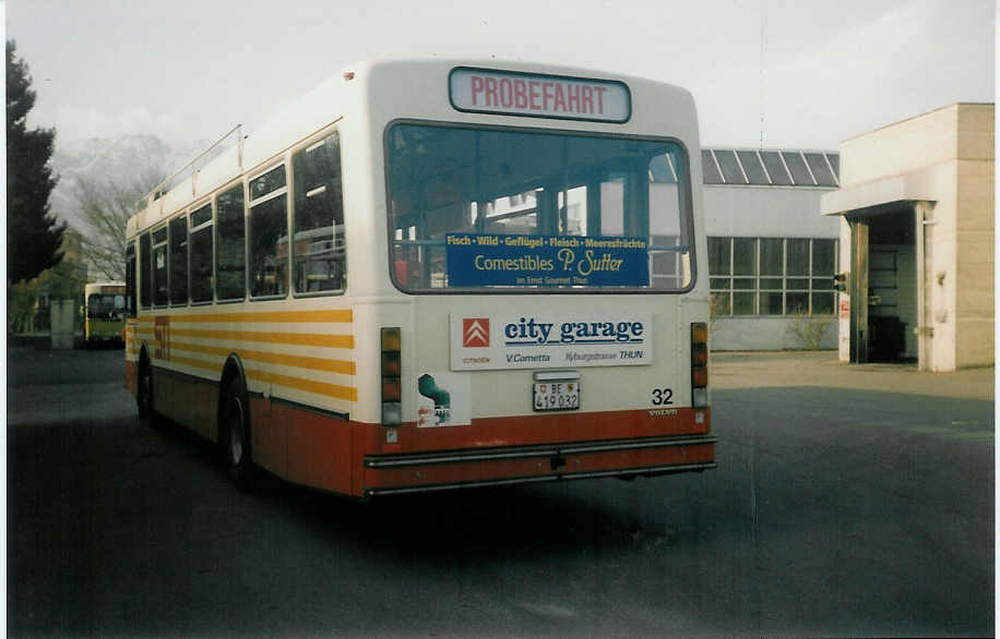 (016'318) - STI Thun - Nr. 32/BE 419'032 - Volvo/R&J (ex SAT Thun Nr. 32) am 5. Mrz 1997 in Thun, Garage