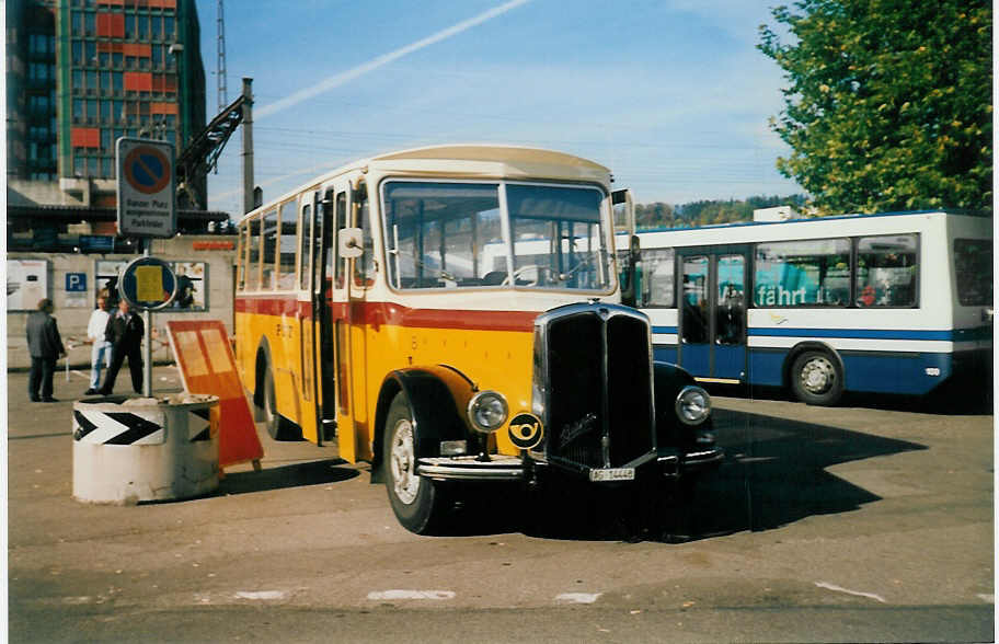 (020'411) - Voegtlin-Meyer, Brugg - Nr. 8/AG 14'448 - Berna/R&J (ex P 23'700; ex Schenk, Triengen; ex AGS Schftland) am 25. Oktober 1997 beim Bahnhof Brugg (75 Jahre PAH Voegtlin-Meyer)