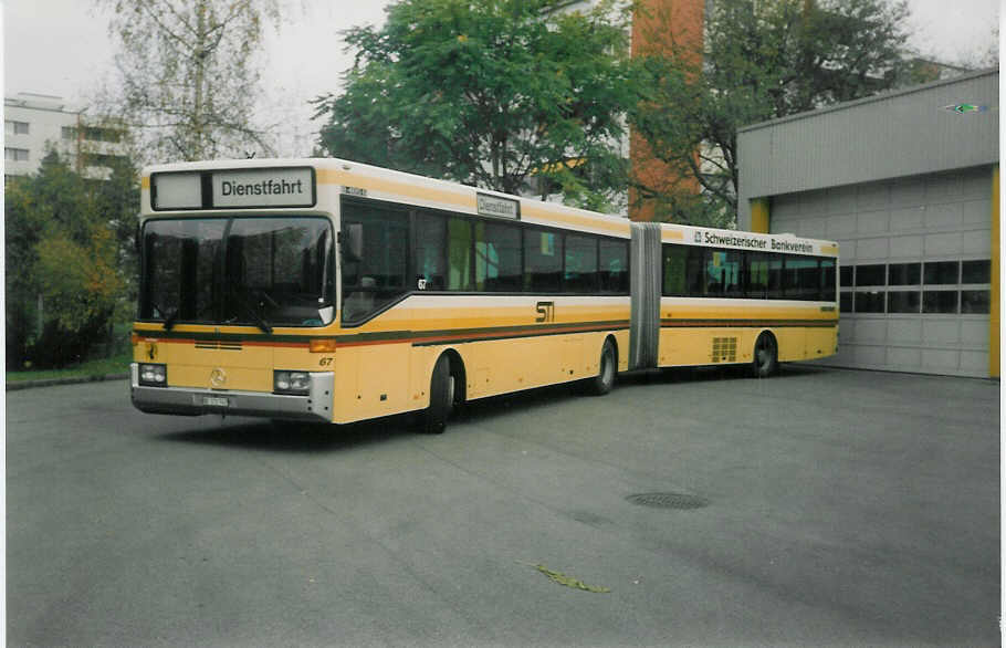 (020'428) - STI Thun - Nr. 67/BE 372'767 - Mercedes am 29. Oktober 1997 in Thun, Garage