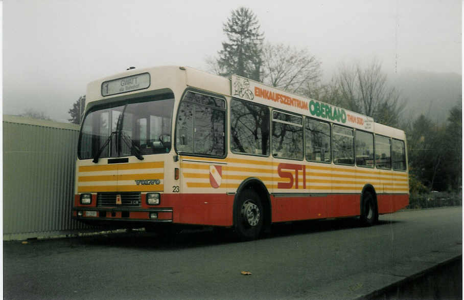 (020'729) - STI Thun - Nr. 23/BE 419'023 - Volvo/R&J (ex SAT Thun Nr. 23) am 27. November 1997 bei der Schifflndte Thun