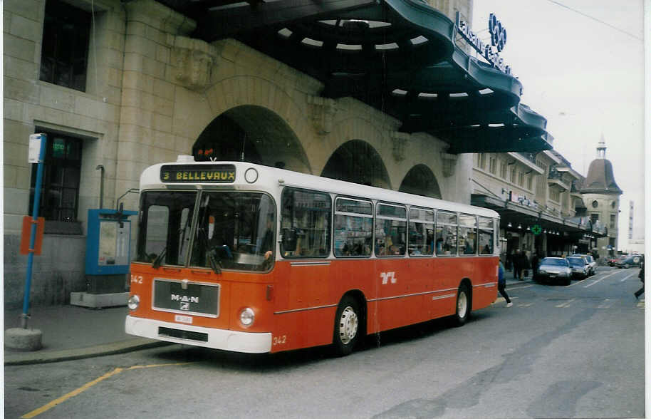 (021'917) - TL Lausanne - Nr. 342/VD 1481 - MAN am 7. Mrz 1998 beim Bahnhof Lausanne